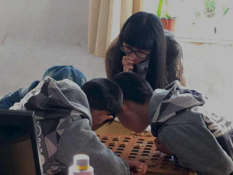 志愿者与视弱孩子们一同下象棋